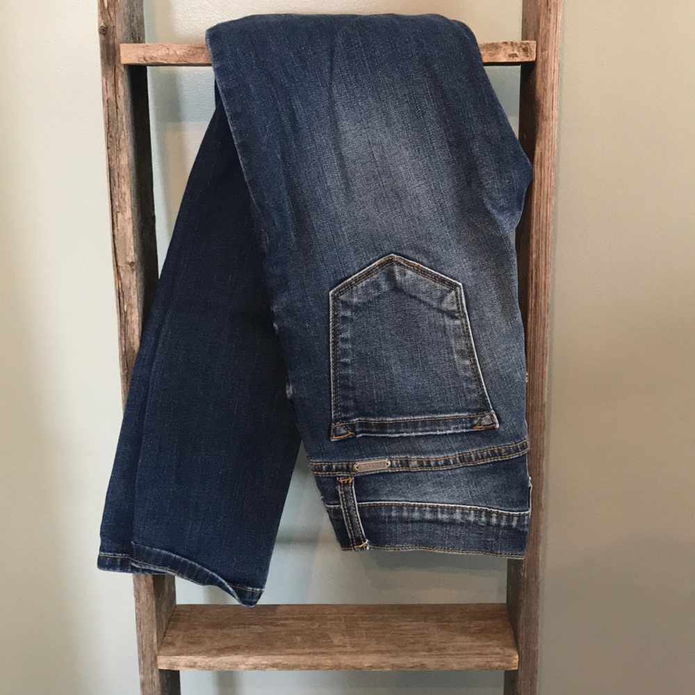 Kancan distressed high rise skinny!
